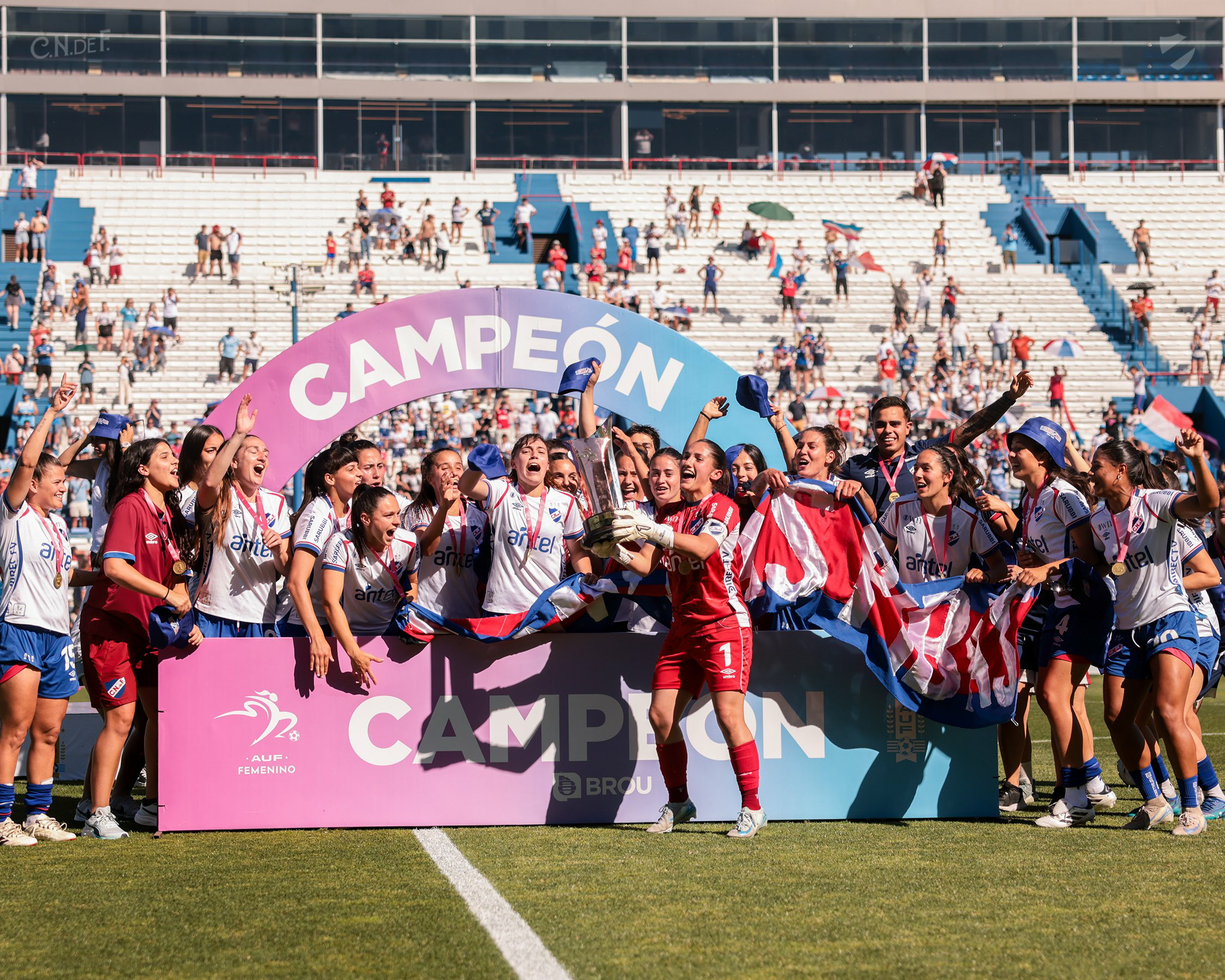 Nacional festejando el Campeonato Femenino 2025 de Primera División